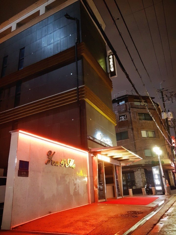 강남 유앤미 가라오케 외부 — 신사역 티롤관광호텔 건물 입구